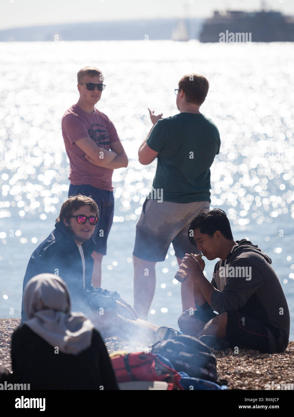 Eine Gruppe von Menschen genießt ein Barbecue am Strand in Southsea, Portsmouth Stockfoto