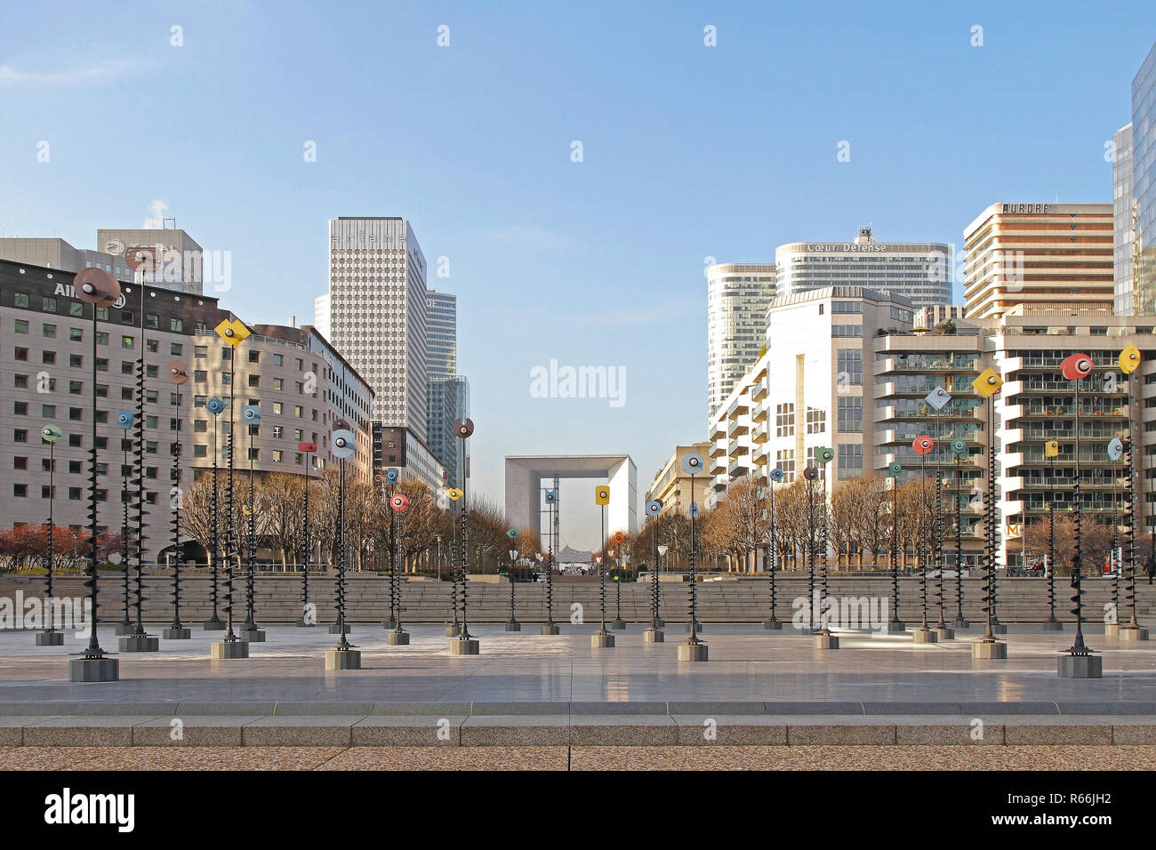 PARIS, Frankreich, 05. Januar: Zentrale Esplanade in La Defense in Paris am 05. Januar 2010. Iconic Grande Arche und Wolkenkratzer im Geschäftsviertel Stockfoto