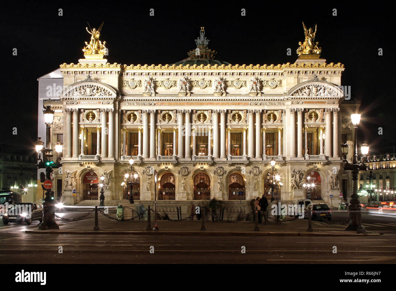 PARIS, Frankreich, 05. Januar: Pariser Oper bei Nacht am Januar 05, 2010. Beleuchtete Palais Garnier Theater und Oper in der Nacht in Paris, Frankreich. Stockfoto