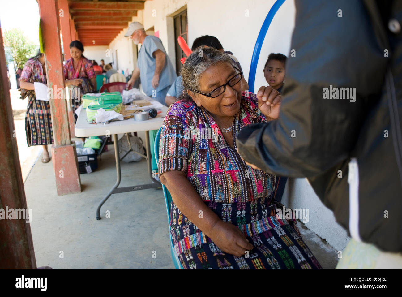 Maya Ureinwohner erhalten medizinische Prüfung durch freie Klinik von lokalen NPO in El Barranco, Solola, Guatemala zur Verfügung gestellt. Stockfoto