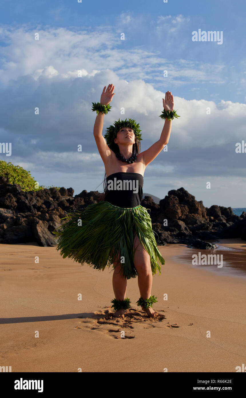 Hula Tänzer am Strand auf Maui, Hawaii. Stockfoto