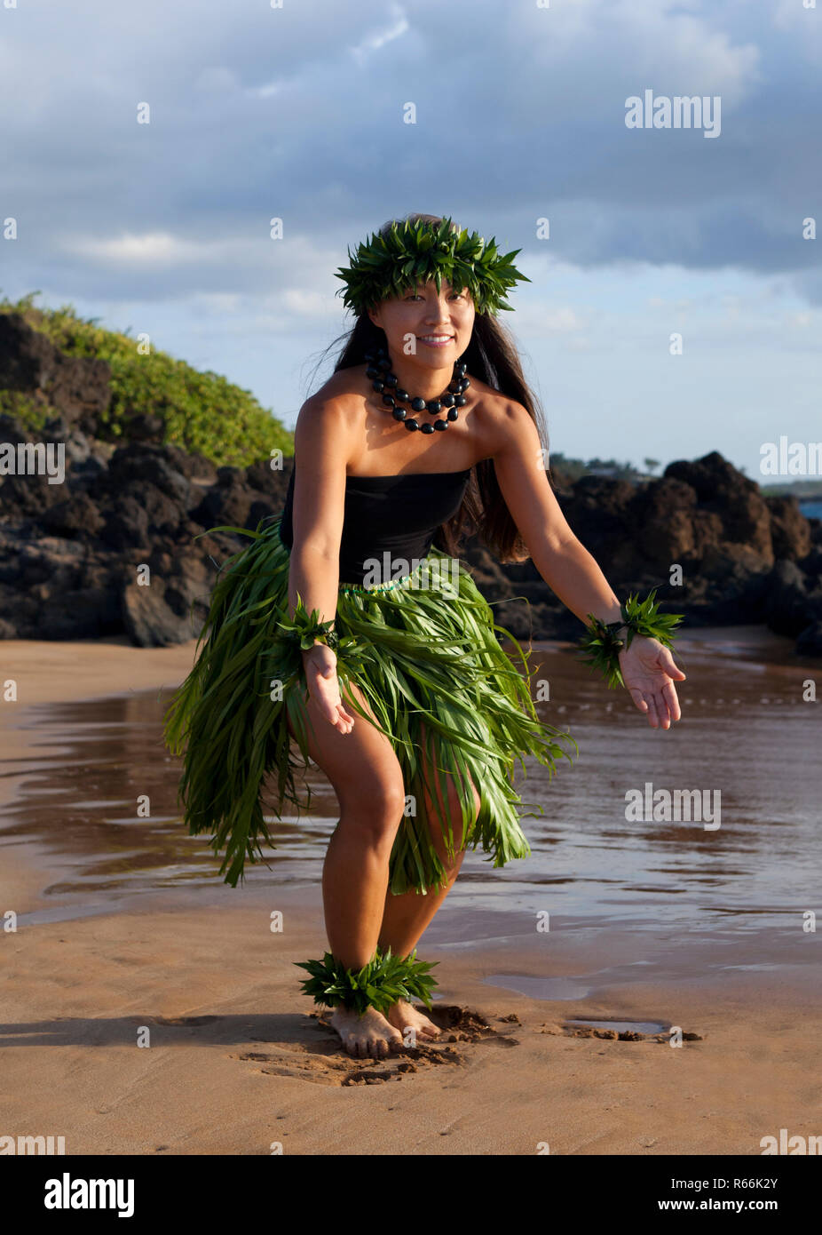 Hula Tänzer am Strand auf Maui, Hawaii. Stockfoto