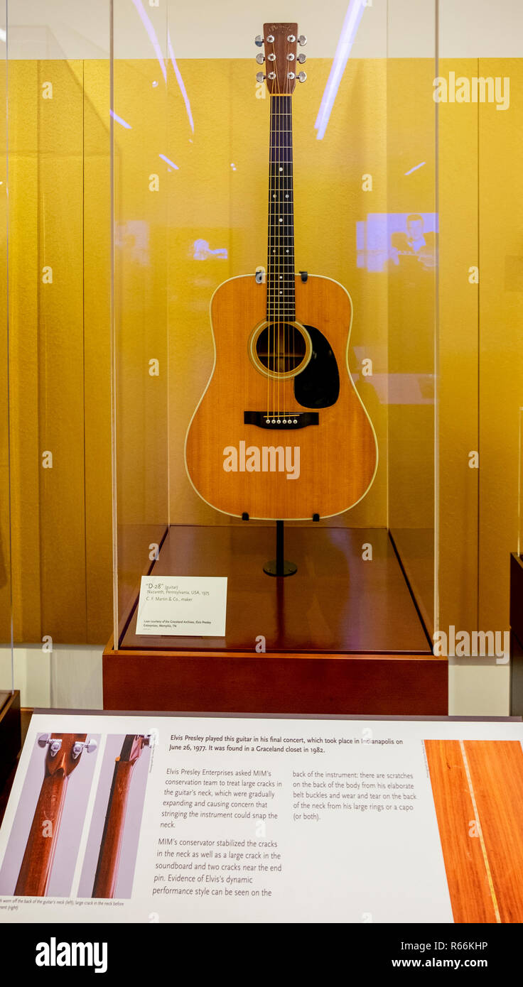 Elvis Presley Gitarre bei seinem letzten Konzert gespielt, Musikinstrumente Museum, Phoenix, Arizona, USA Stockfoto Elvis Presley Gitarre bei seinem letzten Konzert gespielt, Musikinstrumente Museum, Phoenix, Arizona, USA Stockfoto