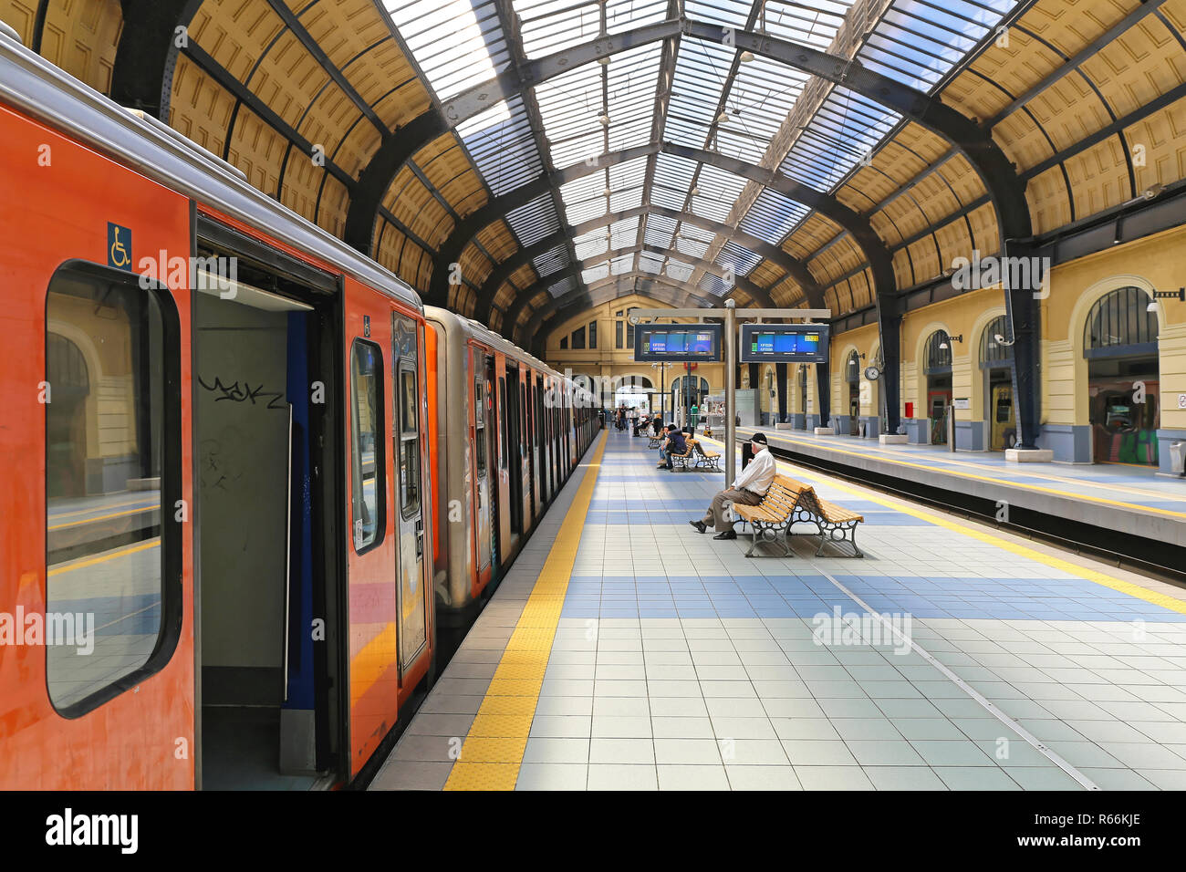 Piräus, Griechenland - Mai 04: Bahnhof in Piräus am Mai 04, 2015. Pendler für Zug am Bahnsteig in Piräus, Griechenland warten. Stockfoto