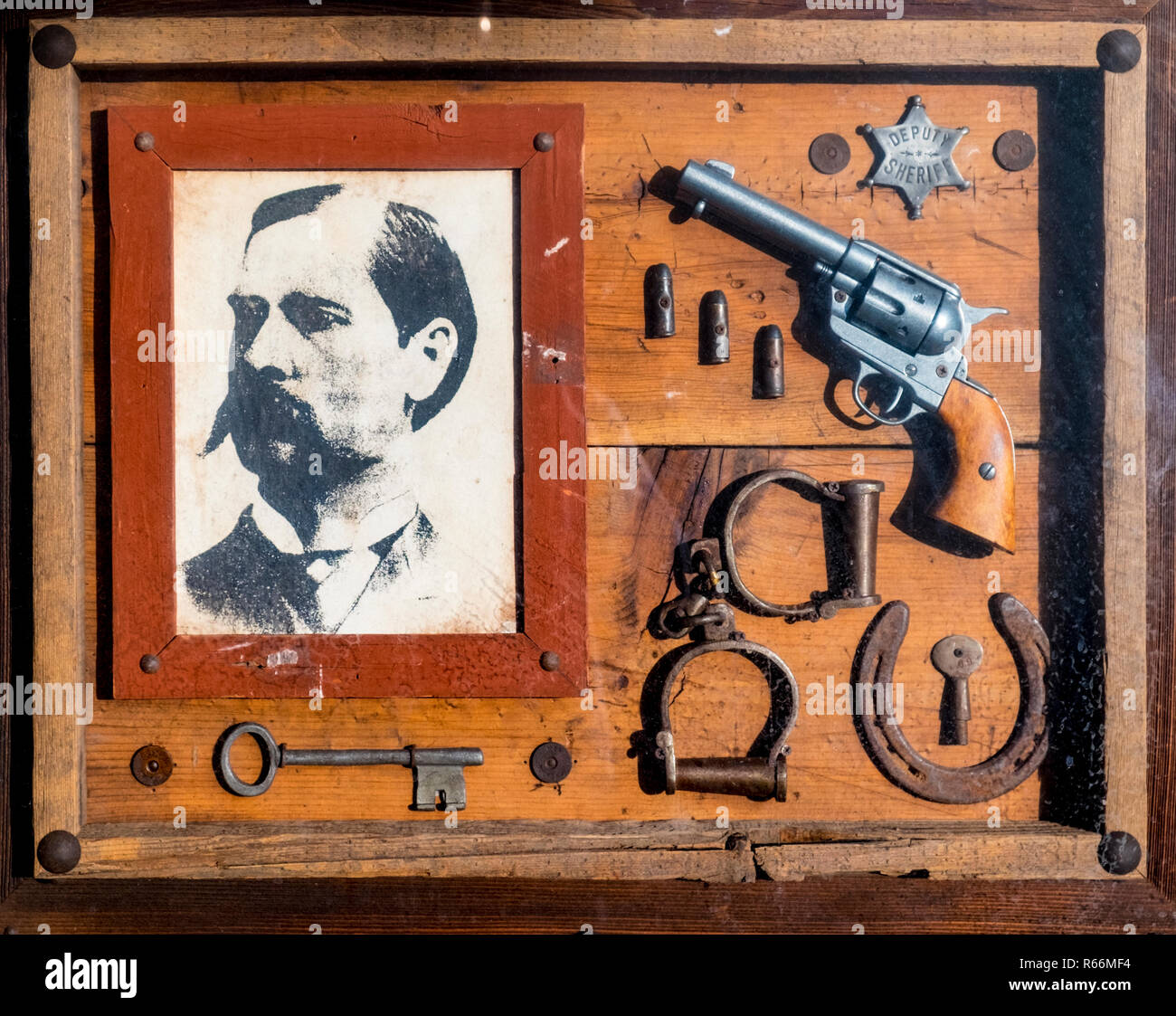 Polizeichefs Gewehr, abzeichen, handschellen und mehr, Altstadt Scottsdale, Phoenix, Scottsdale, Arizona, USA Stockfoto
