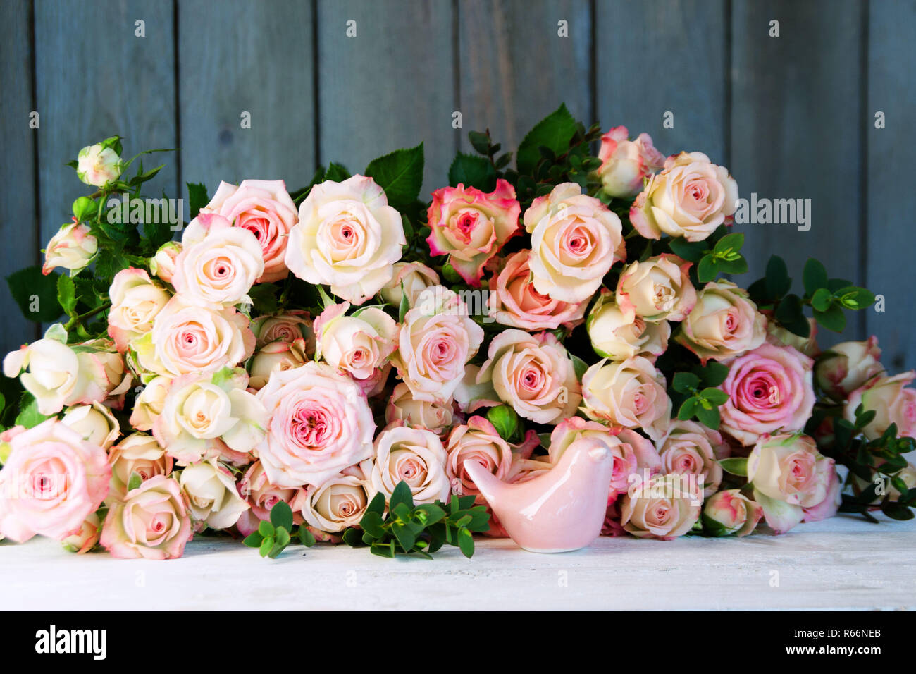 Noch Immer Leben Mit Vielen Rosen Zum Muttertag Stockfoto Bild