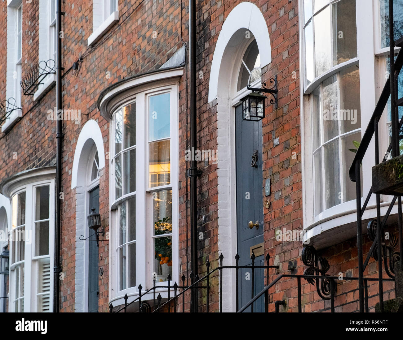Georgische Häuser und Erker in der Nähe der Dachpfannen in Royal Tunbridge Wells, Kent, Großbritannien Stockfoto