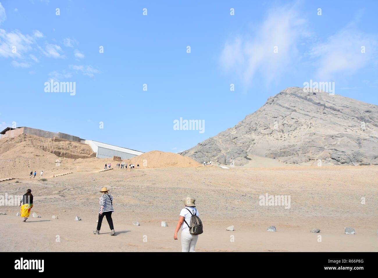 Tempel der Sonne (Huaca del Sol) und Tempel des Mondes (Huaca de la Luna) 18 Meilen südöstlich von Trujillo. Peru Stockfoto