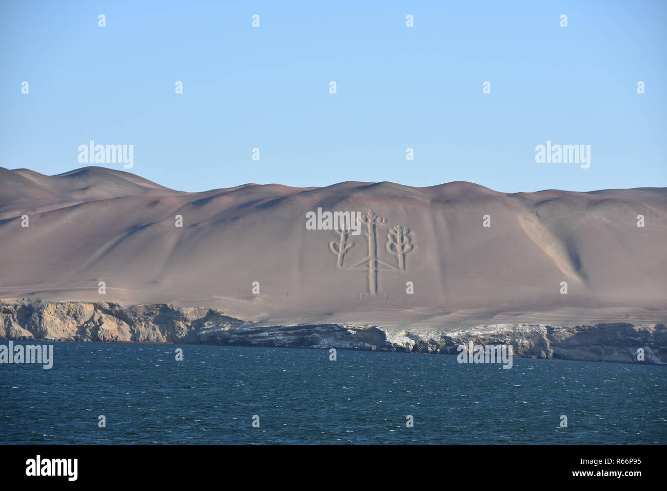 Die Paracas Candelabra (Candelabra der Anden), eine 590 m lange prähistorische Geoglyphe, die an der Nordwand der Paracas-Halbinsel in Peru gefunden wurde. Stockfoto