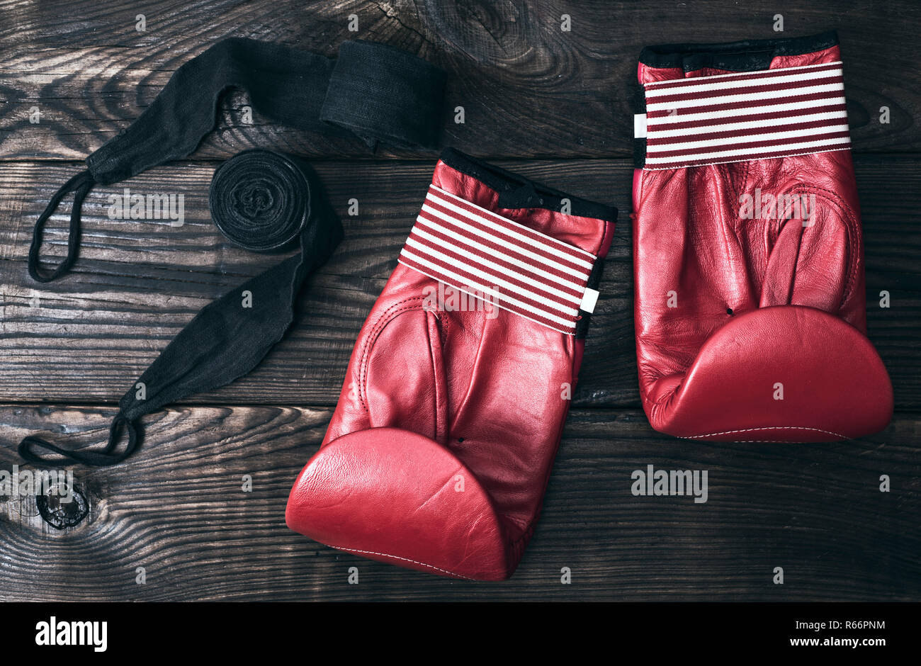 Rot Leder Boxhandschuhe und eine schwarze, elastische Bandage Stockfoto