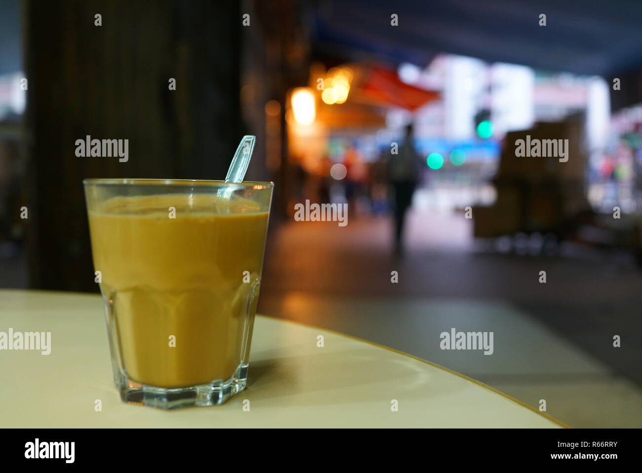Hong Kong Stil Milch Tee am Morgen im Freien Garküche Stockfoto