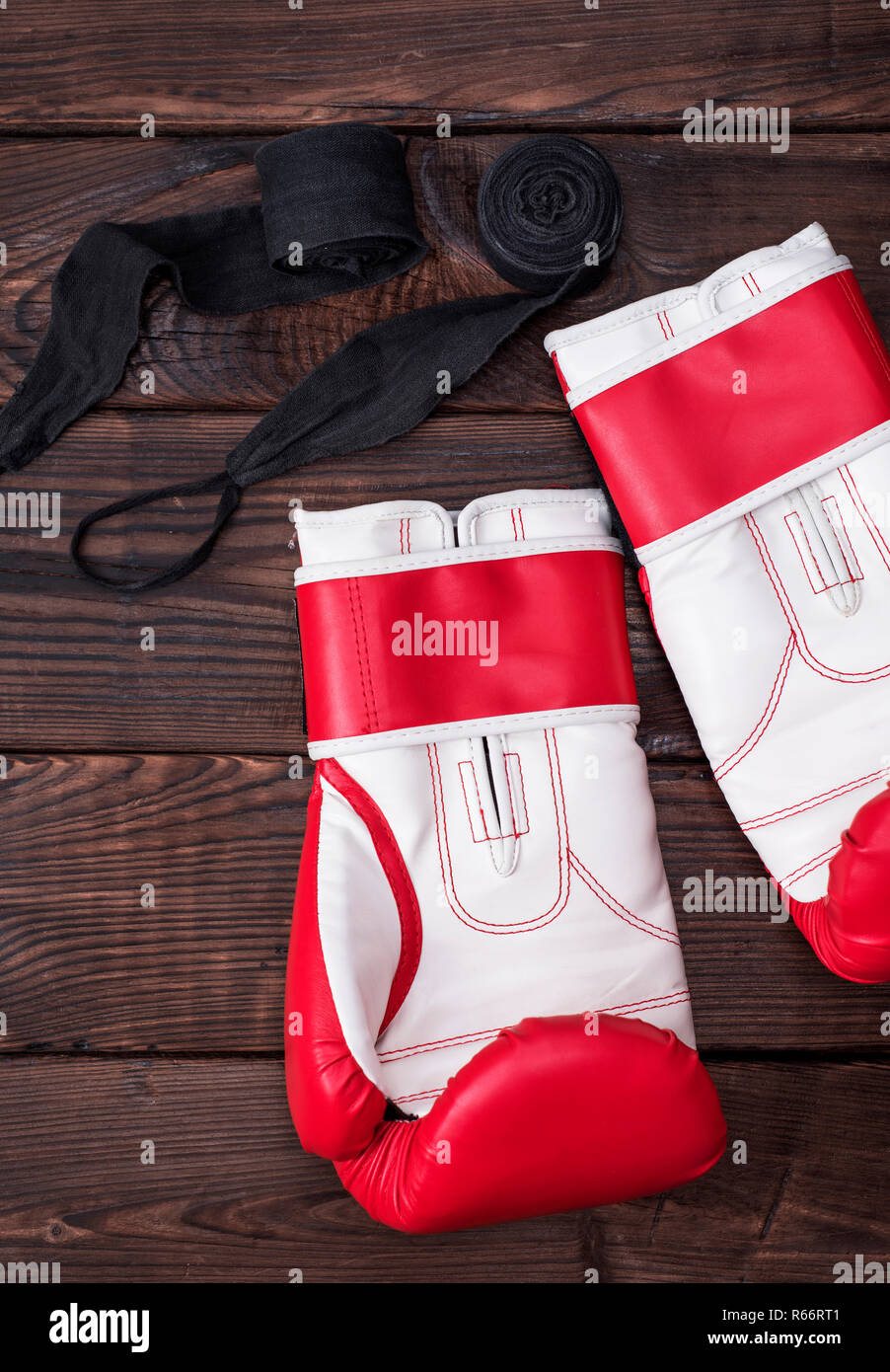 Paar Boxhandschuhe und schwarze Binde Stockfoto