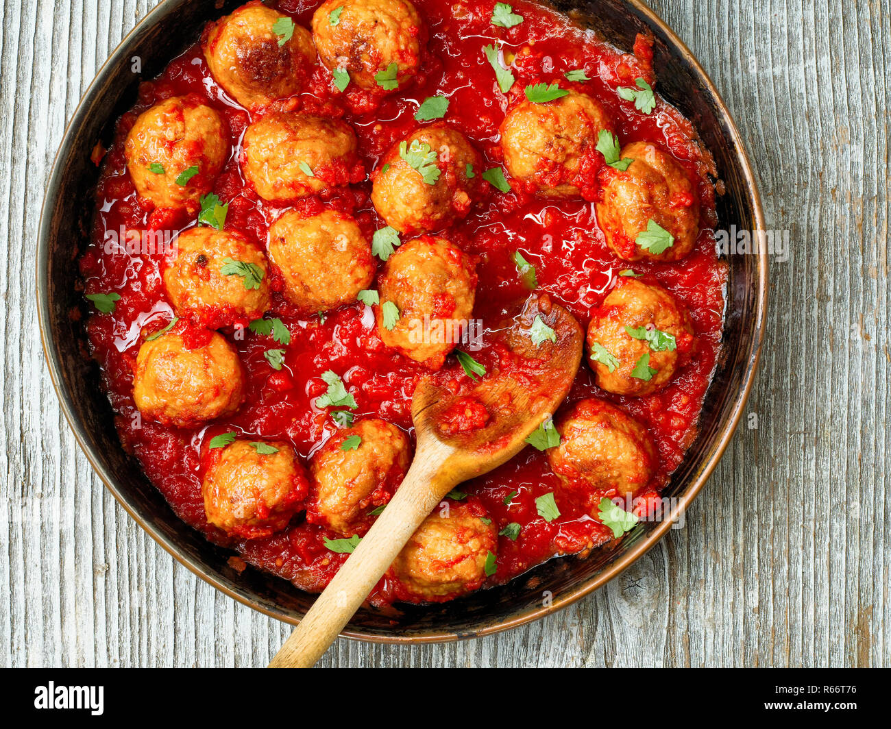 Rustikale italienische Fleischbällchen in Tomatensauce Stockfoto