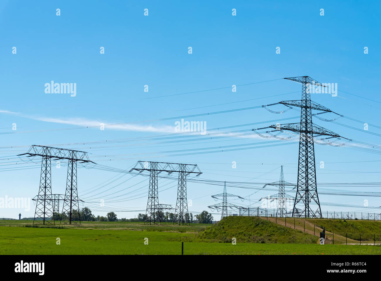 Strommasten und Fernleitungen bei blauem Himmel in Deutschland Stockfoto