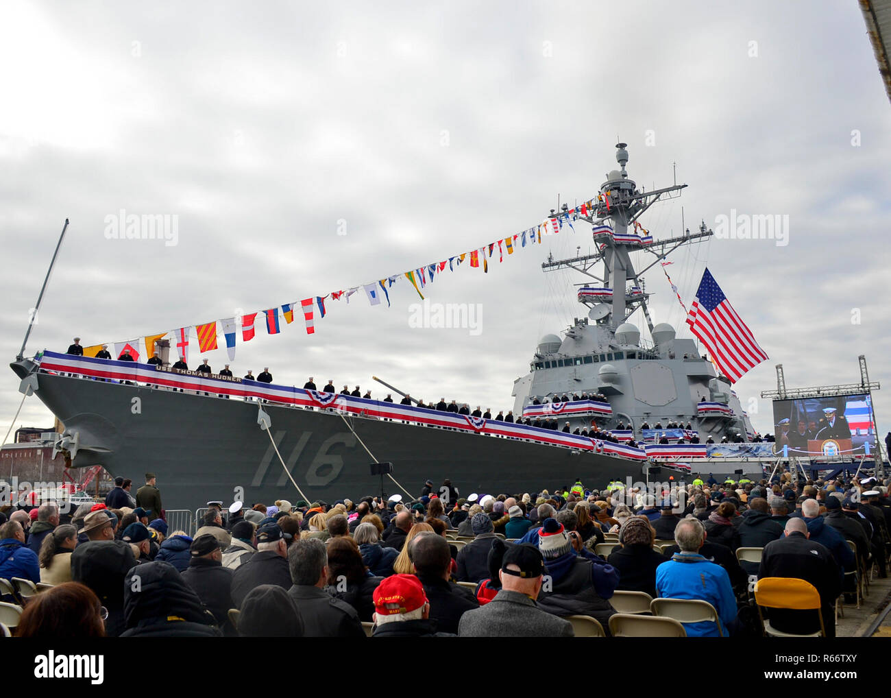 BOSTON (31. 1, 2018) Besatzungsmitglieder der USS Thomas Hudner (DDG116) man die Schienen, wie das Schiff kommt zum Leben während ihrer Aussendung. Die geführte-missile Destroyer ist der 66 Zerstörer der Arleigh-Burke-Klasse und das erste Kriegsschiff für Kapitän Thomas J. Hunder, Jr., der Ehrenmedaille für die Schlacht von chosin Reservoir im koreanischen Krieg erwarb benannt. (U.S. Marine Foto von Airman Olivia K. Manley) Stockfoto