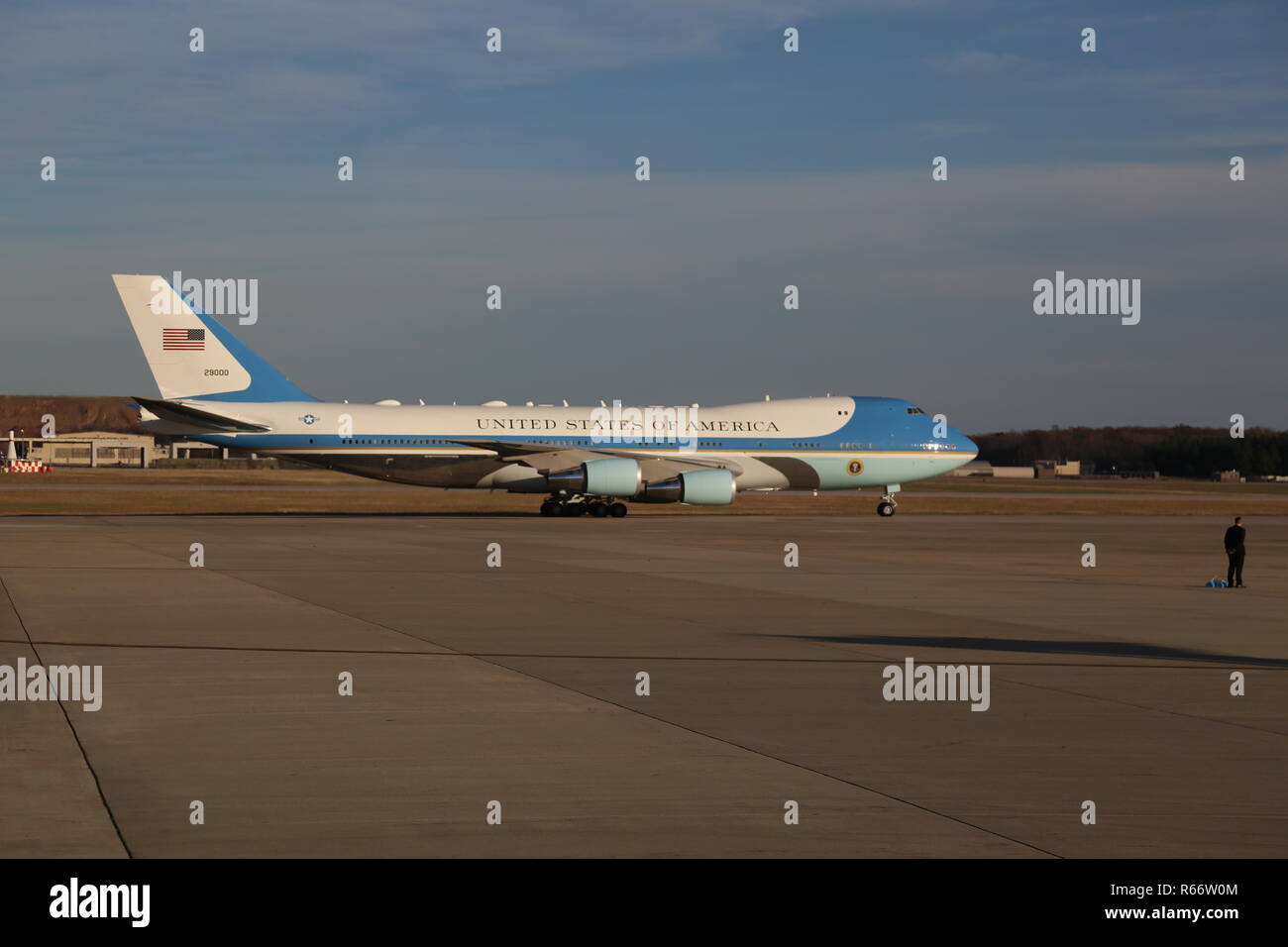 , Joint Base Andrews, Maryland, Dez. 03, 2018. Air Force One ist Präsident George H.W. stationiert Bushs Schatulle Ankunft. (DoD Foto von US-Armee Pfc. Alexander Kelly) Stockfoto