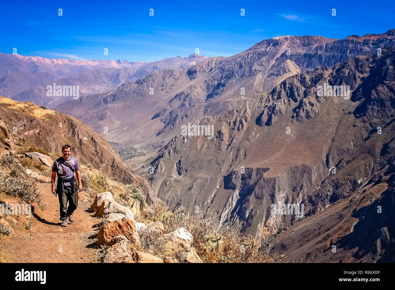 Touristische auf einem Trail in Canyon Colca Stockfoto