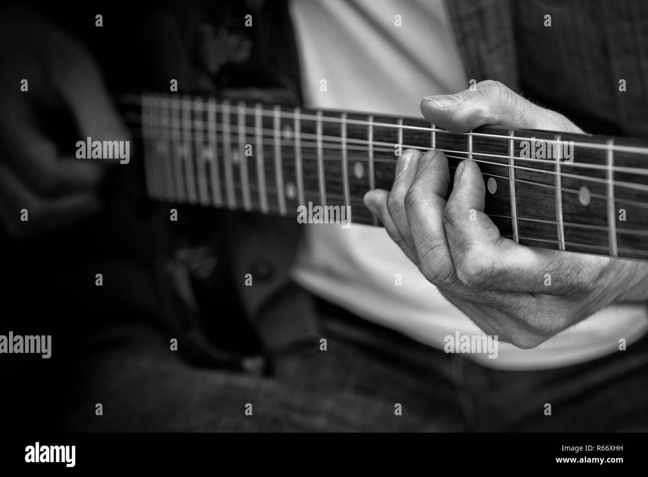 Der Mensch spielt Gitarre in Schwarz und Weiß Stockfotografie - Alamy