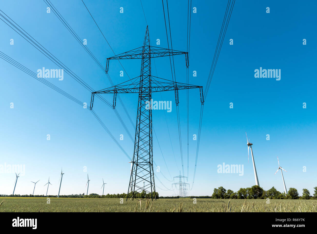 Strommast und Fernleitungen vor blauem Himmel in Deutschland Stockfoto