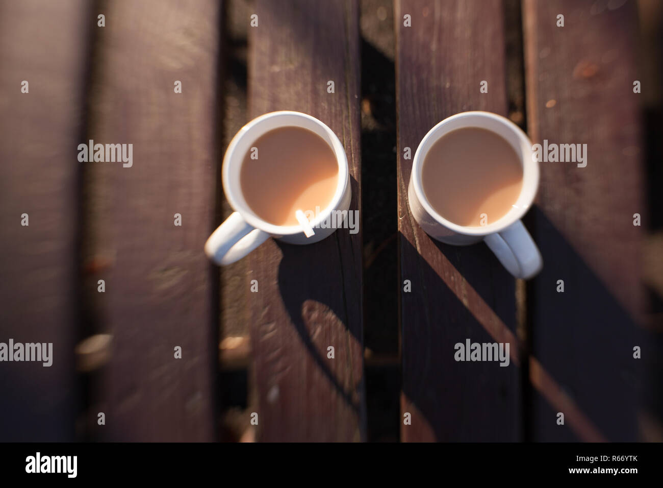 Unvollendete Kaffeespezialitäten auf einem Tisch Stockfoto