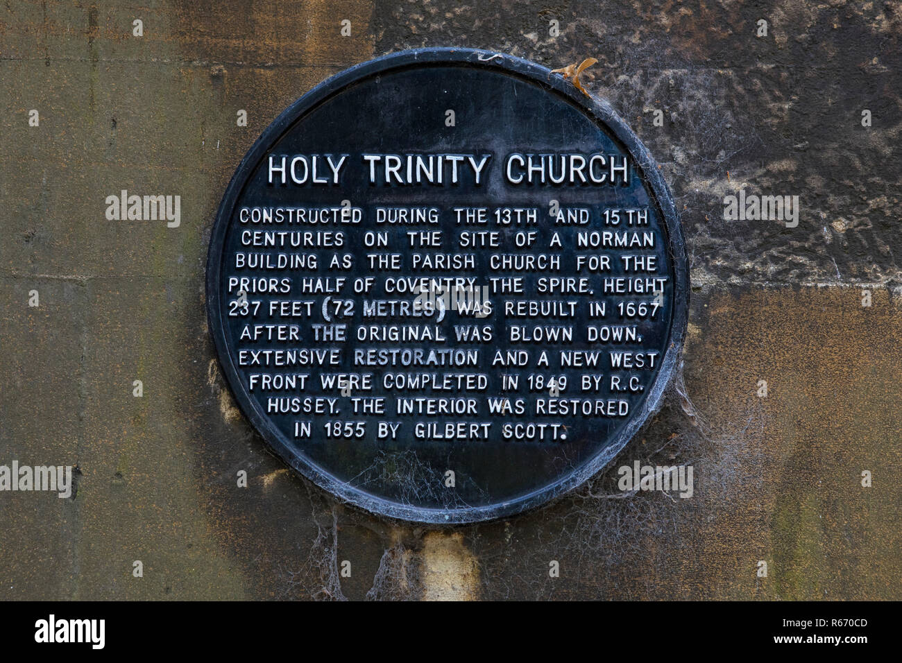 Coventry, Großbritannien, 26. Juli 2018: eine Gedenktafel an der historischen Kirche der Heiligen Dreifaltigkeit in der Stadt Coventry, Großbritannien, in dem die Geschichte des Gebäudes. Stockfoto