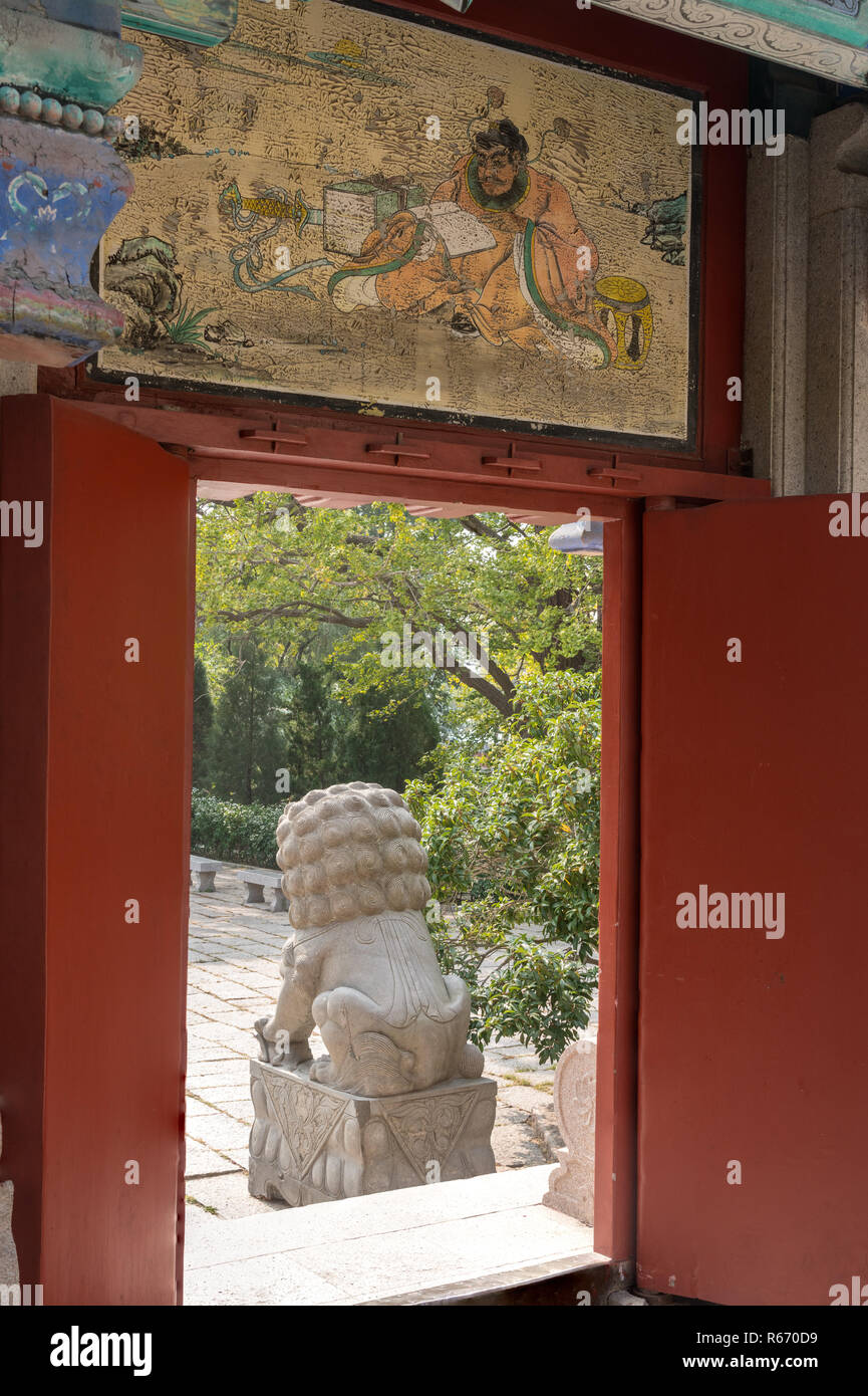 Statue von Lion von taoistischen Tempel in Laoshan in der Nähe von Qingdao Stockfoto