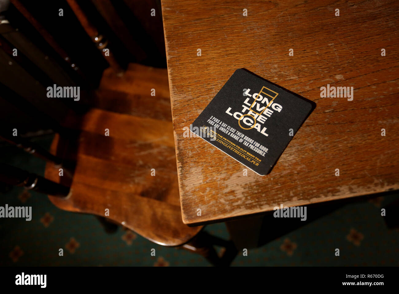 Beermat in einem kleinen Pub Förderung der lokalen Pub lesen "Lang lebe die Lokalen". Dargestellt in Chichester, West Sussex, UK. Stockfoto