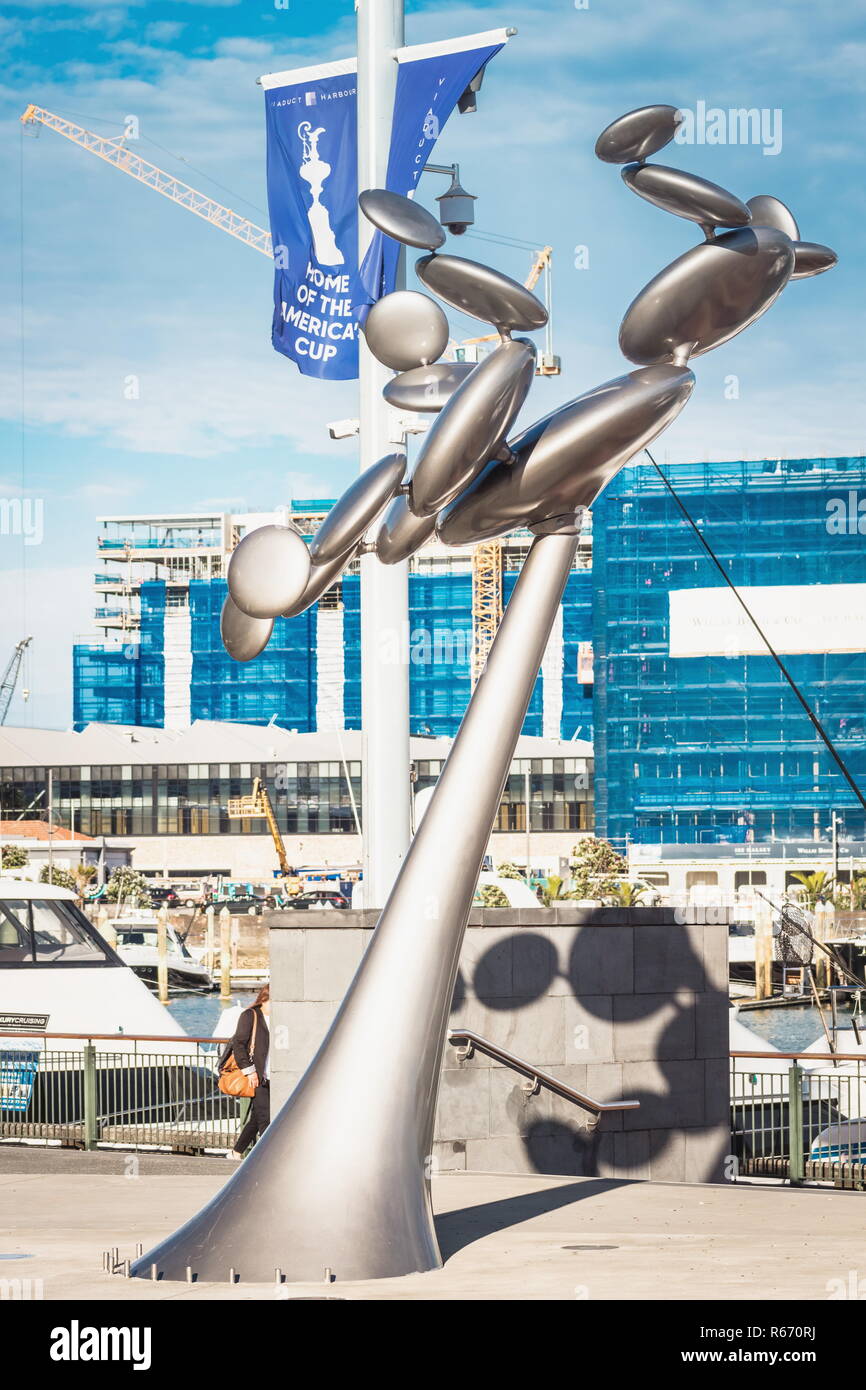 Auckland, Neuseeland - 29 November 2017: Öffentliche Kunst Skulptur "zytoplasma" von Phil Preis auf der Uferpromenade am Waitemata Plaza, das Viaduct Basin. Stockfoto