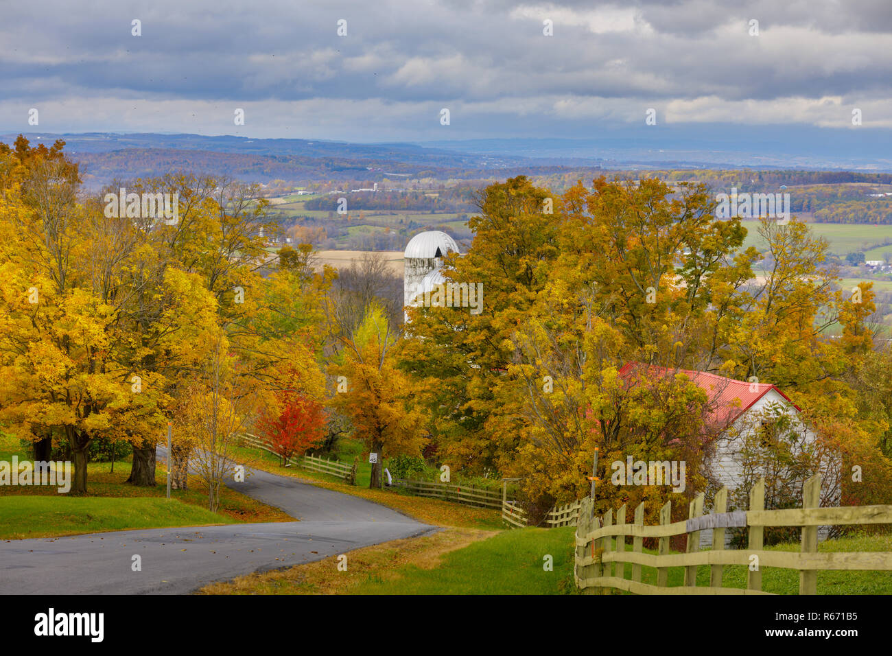 Die Mohawk Valley des Staates New York ist Ende Oktober brannte mit Farben. Stockfoto