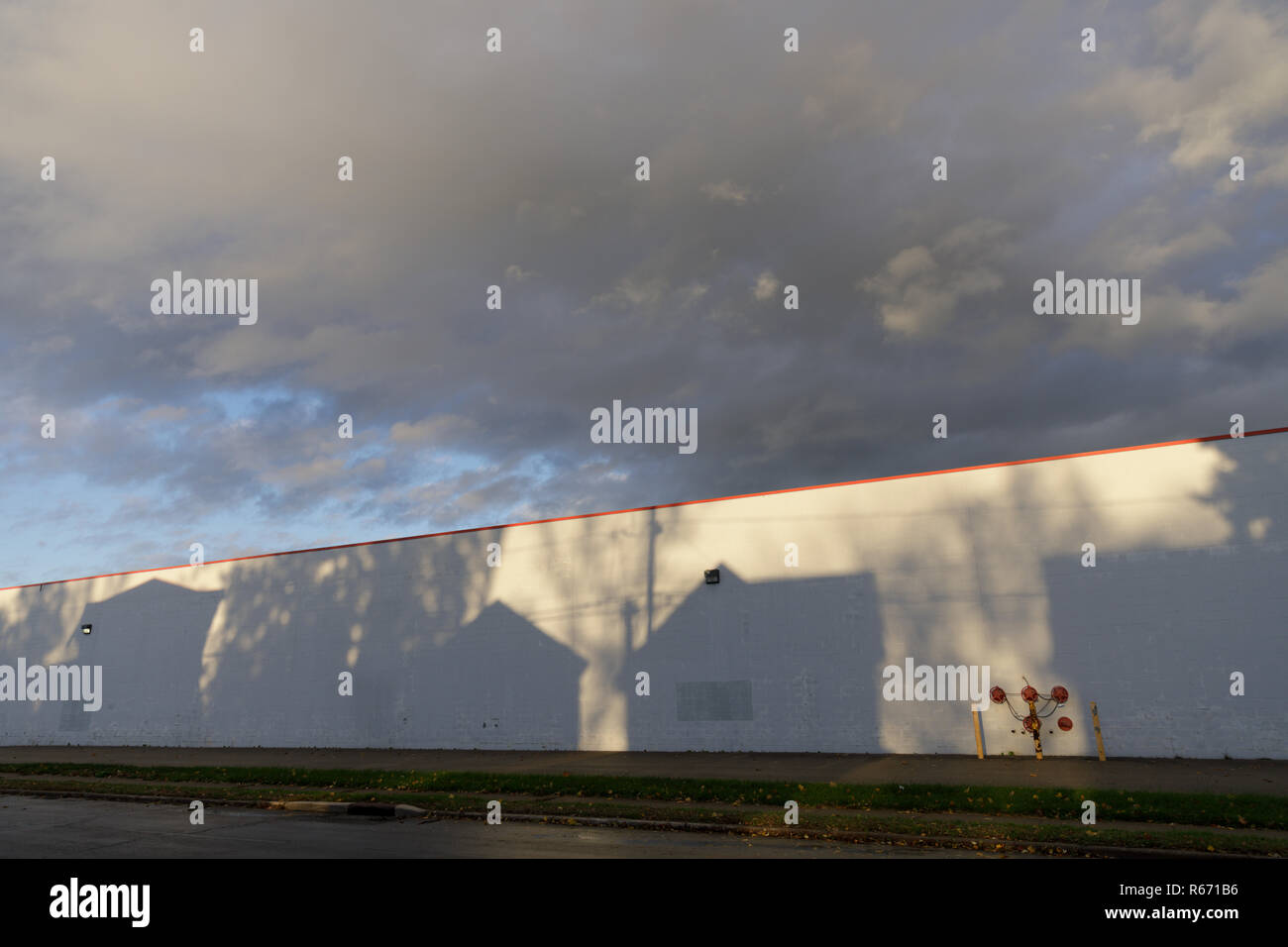 Häuser auf einer Straße werden auf einer großen Wand in Herkimer, New York State, USA beschattet. Stockfoto