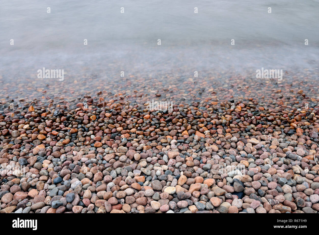 Ennadai Lake Küstenlinie mit beachstones und Wellen, Arktis Haven Lodge, Territorium Nunavut, Kanada Stockfoto