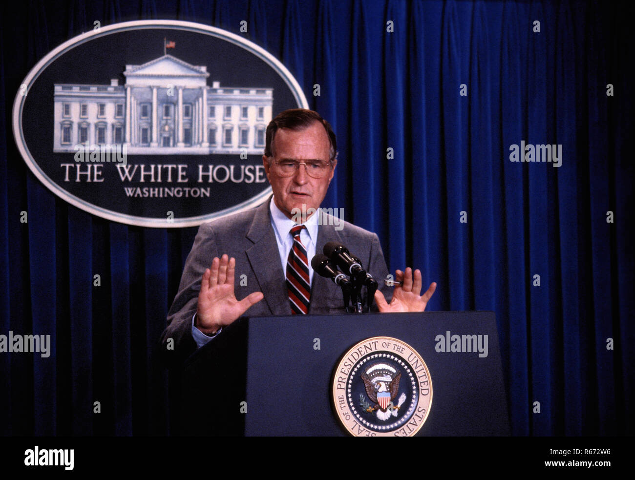 Washington, DC. 1990 Präsident George H.W. Bush antworten Frage während einer newsconference in der Presse im Weißen Haus Kredit: Mark Reinstein. /MediaPunch Stockfoto