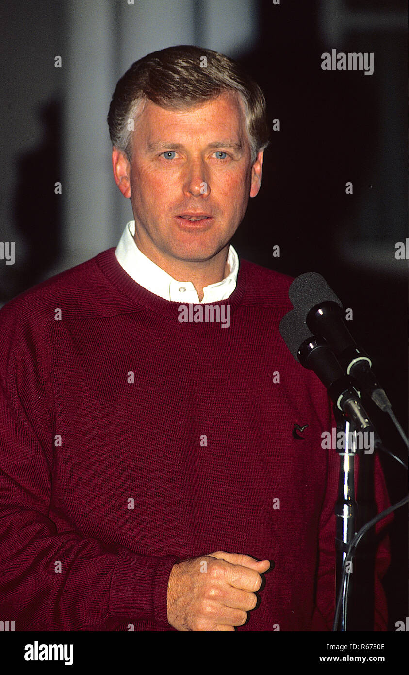 Washington DC. 10-12-1992 Vizepräsident Dan Quayle spricht mit Reportern außerhalb des Vizepräsidenten Residenz, die am Naval Observatory im oberen Nordwesten DC befindet. Credit: Mark Reinstein/MediaPunch Stockfoto