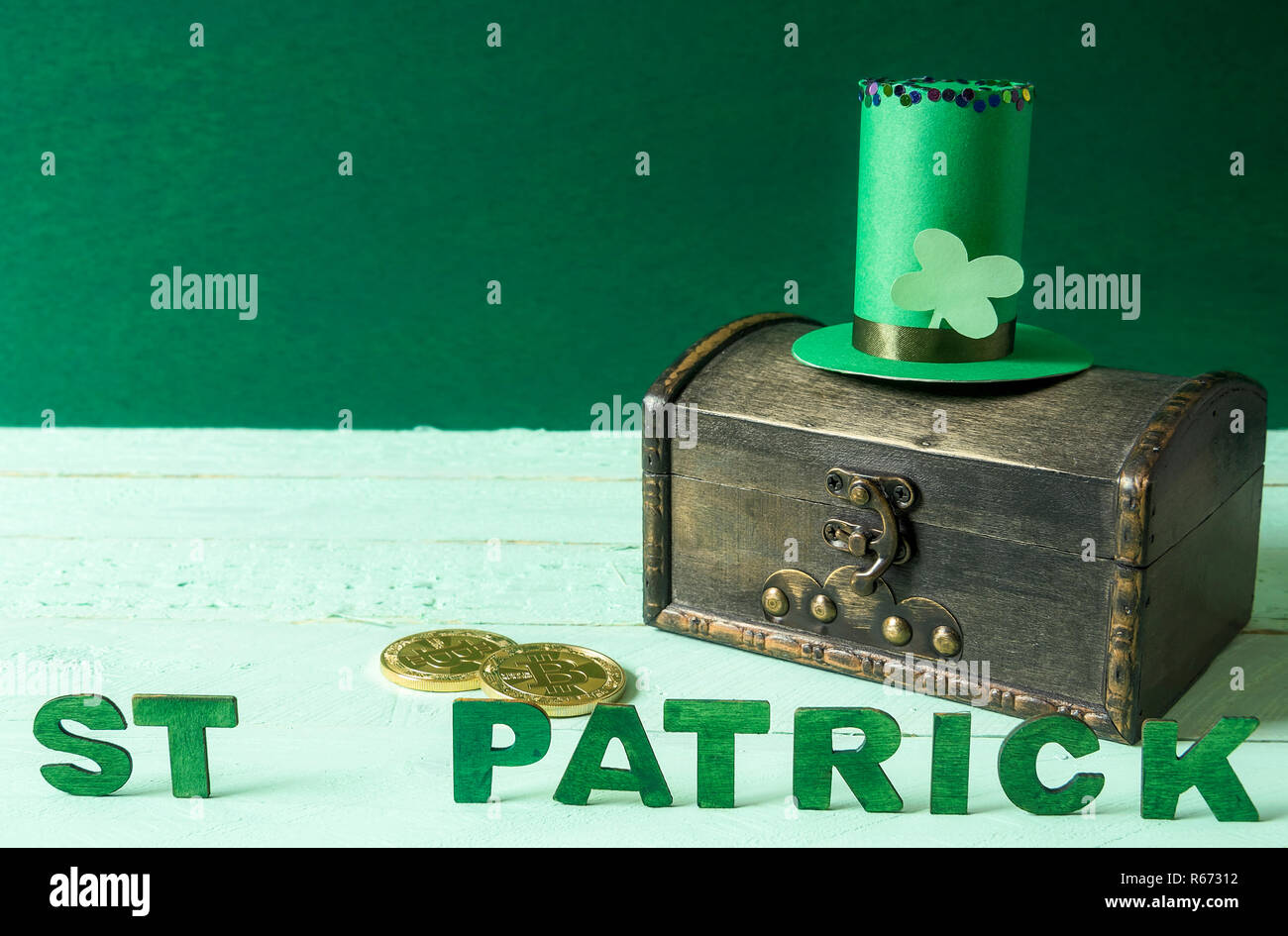 St Patrick Worte und Hut auf eine Schatztruhe Stockfoto