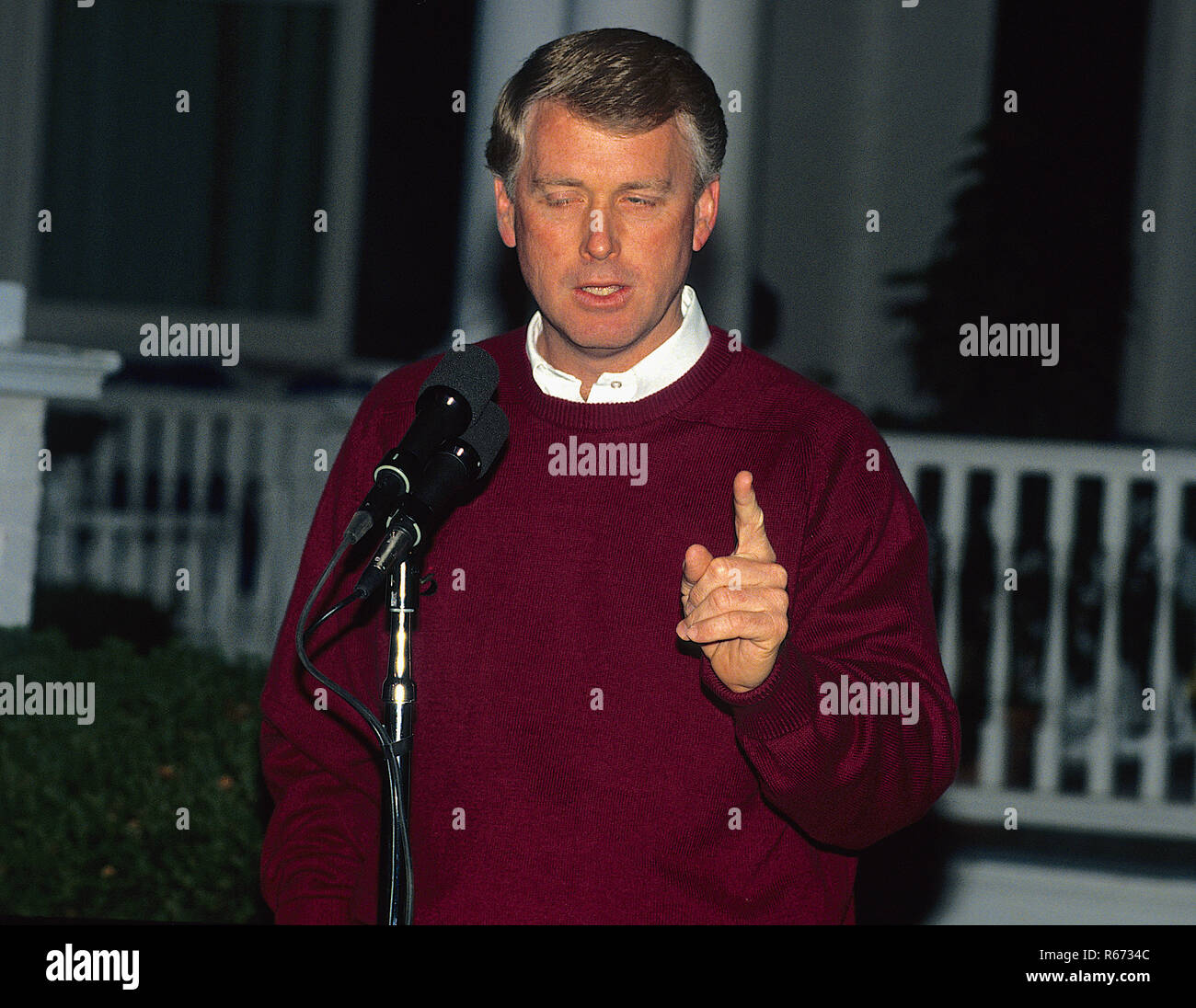 Washington DC. 10-12-1992 Vizepräsident Dan Quayle spricht mit Reportern außerhalb des Vizepräsidenten Residenz, die am Naval Observatory im oberen Nordwesten DC befindet. Credit: Mark Reinstein/MediaPunch Stockfoto