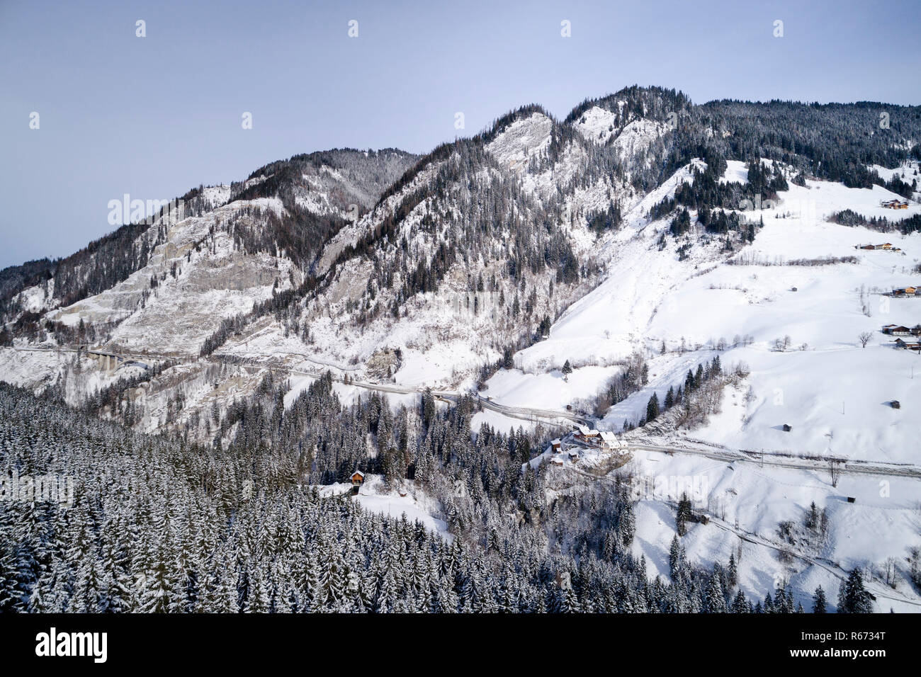 Antenne Flug mit Drohne über Nadelwald im Winter in Österreich in Salzburg. Stockfoto