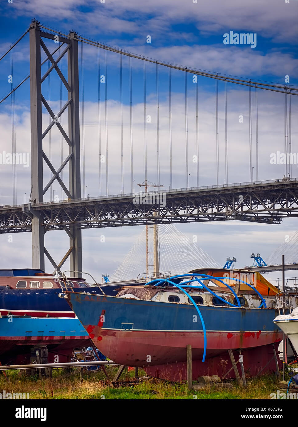 Boote vor die Forth Road Bridge Stockfoto