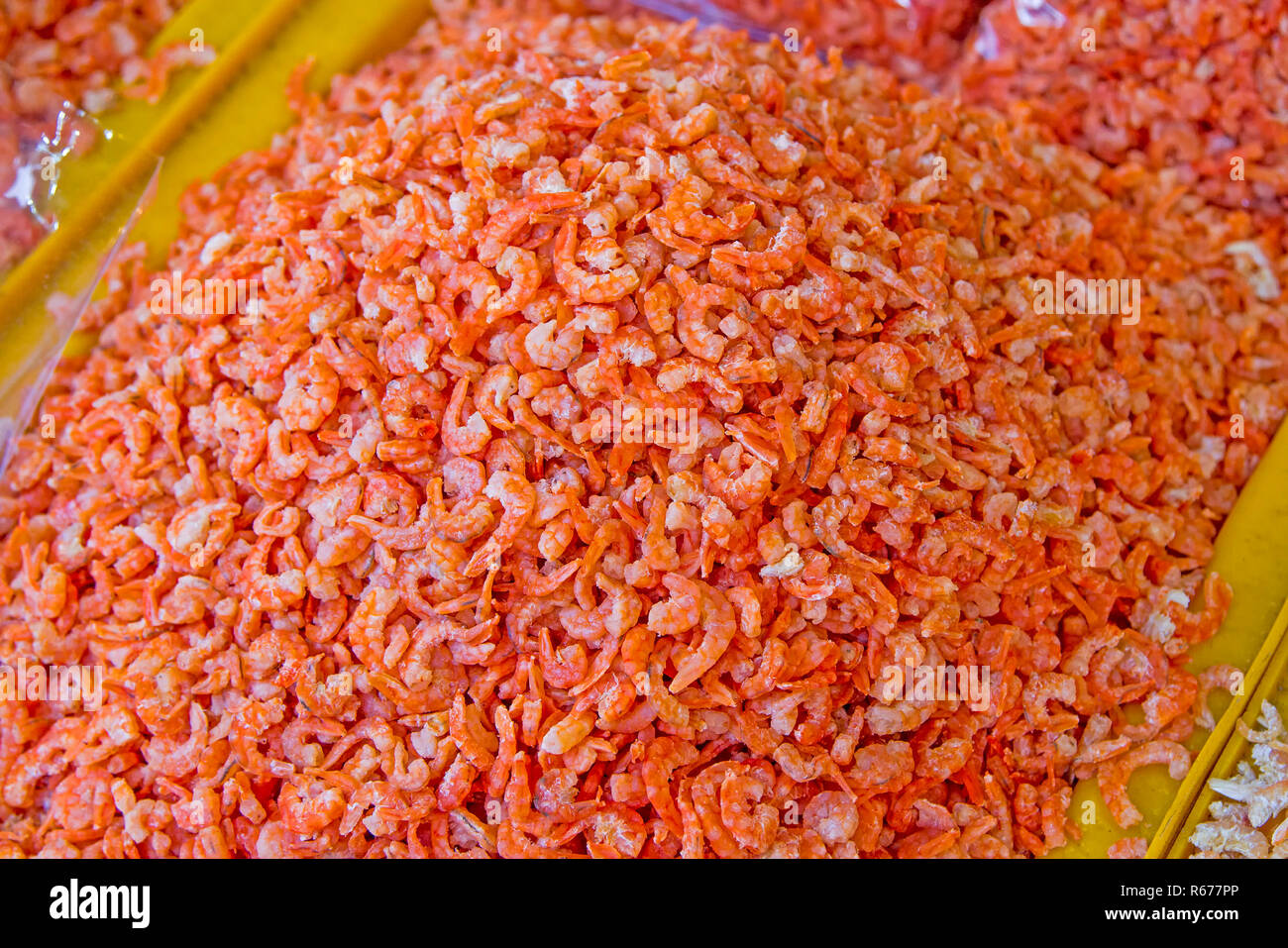 Getrocknete Garnelen frische Orange ist in der gelben Stockfoto