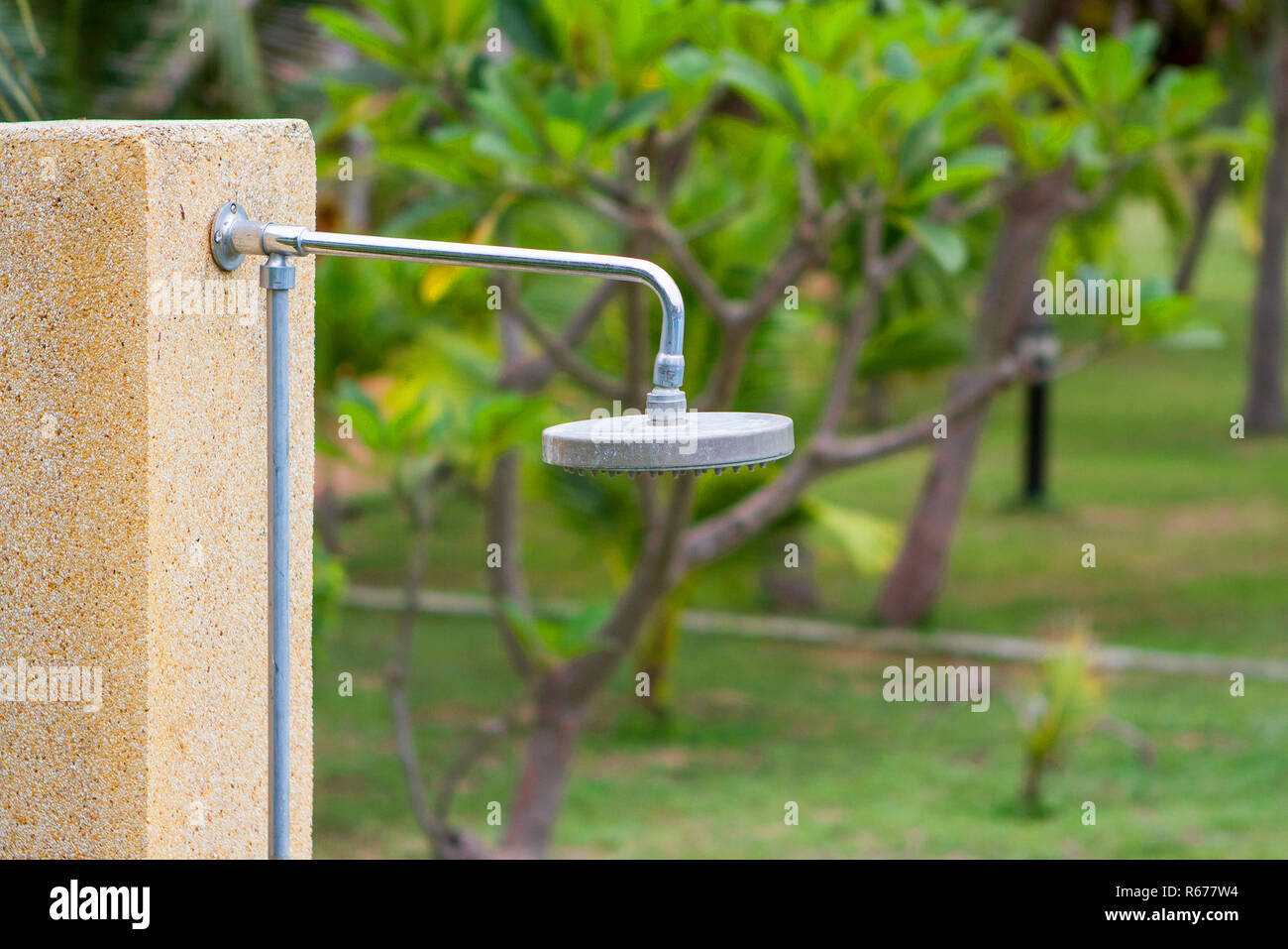 Outdoor Dusche in grünen Garten Stockfotografie Alamy