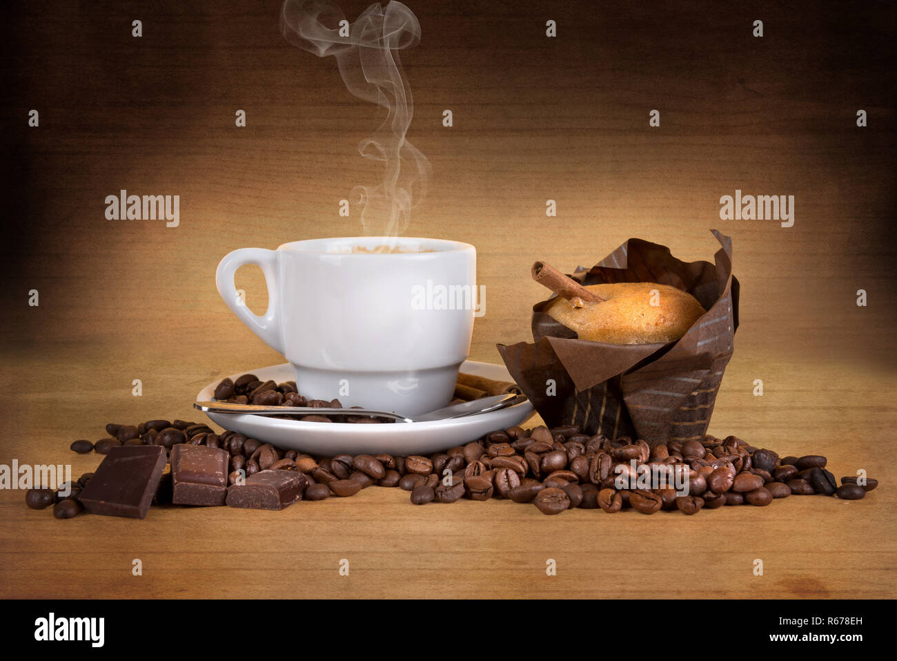 Kaffeetasse mit Bohnen und Muffin Stockfoto