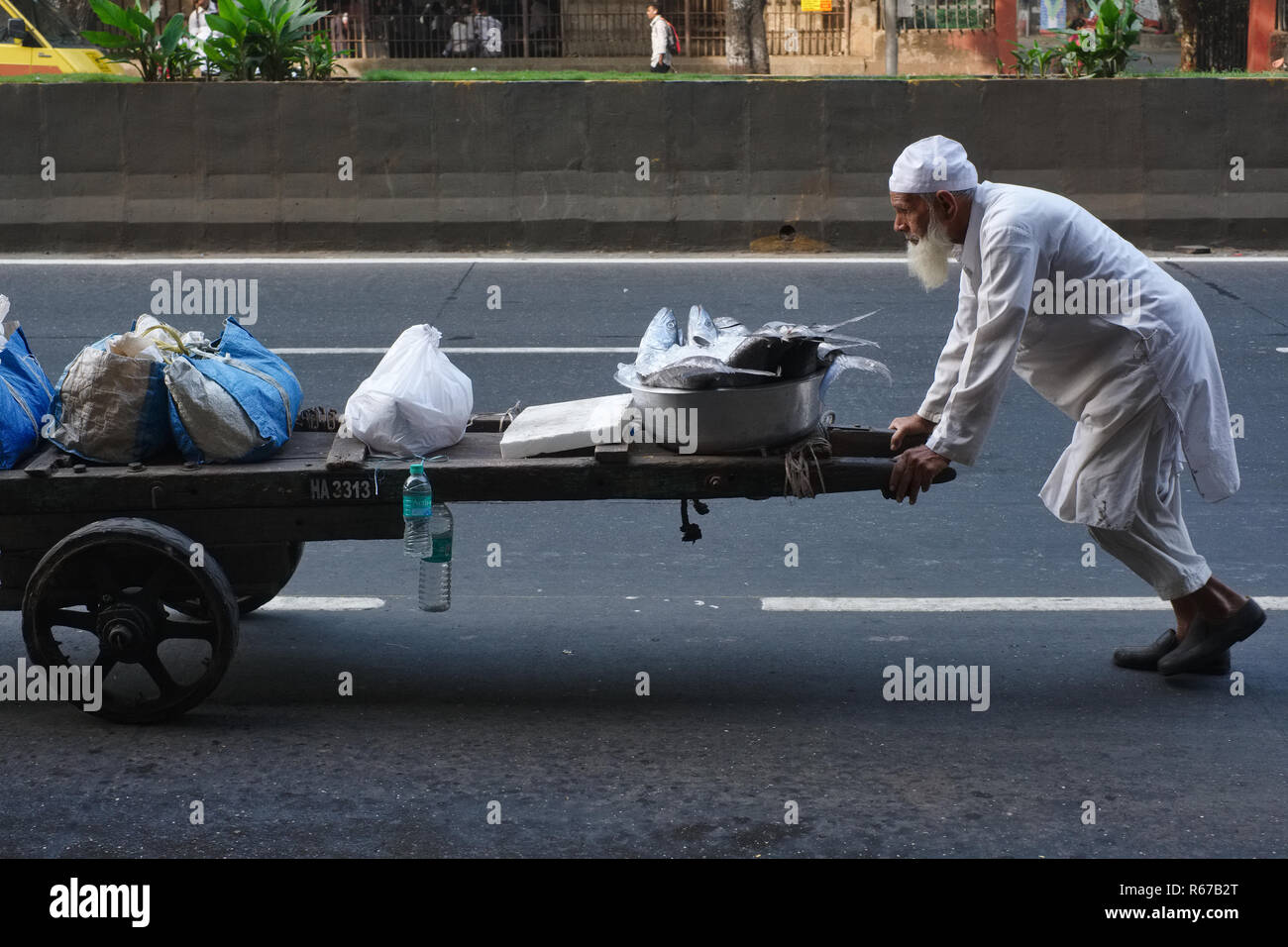 70 biegen Sie alten Handwagen Drücker waren in Mumbai, Indien Stockfoto