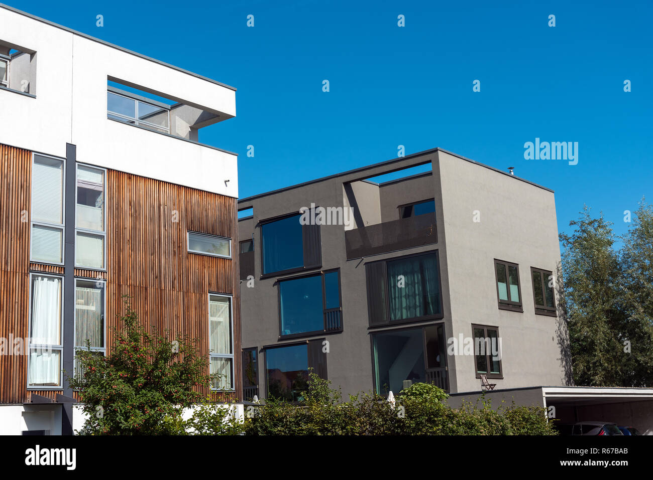 Moderne StadthÃ¤Suer mit Holz-und Betonfassaden gesehen in Berlin, Deutschland Stockfoto