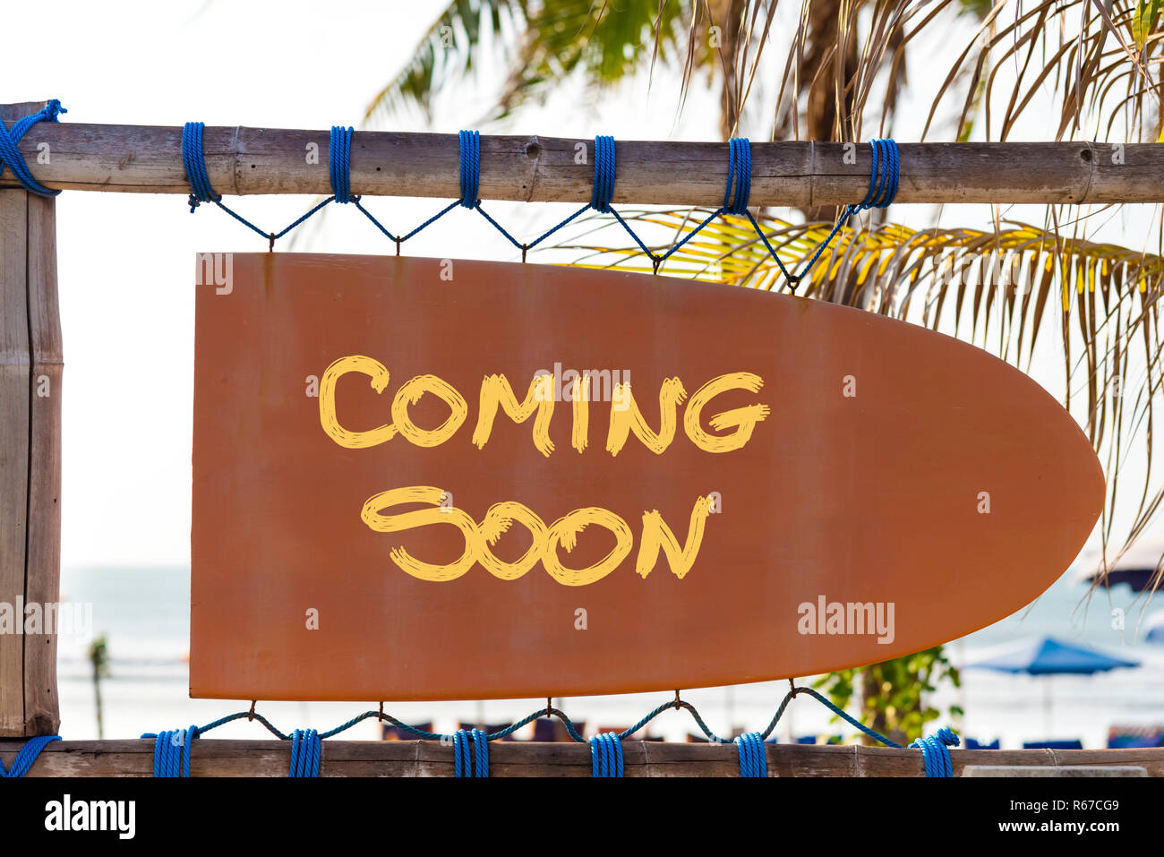 Orange vintage Schild in Form von Surfbrett mit Bald text und Palmen im Hintergrund Stockfoto