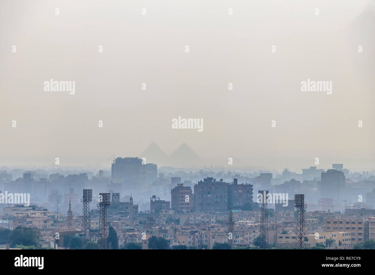 Luftaufnahme von Kairo in Ägypten mit typischen Smog und Pyramiden im Hintergrund Stockfoto