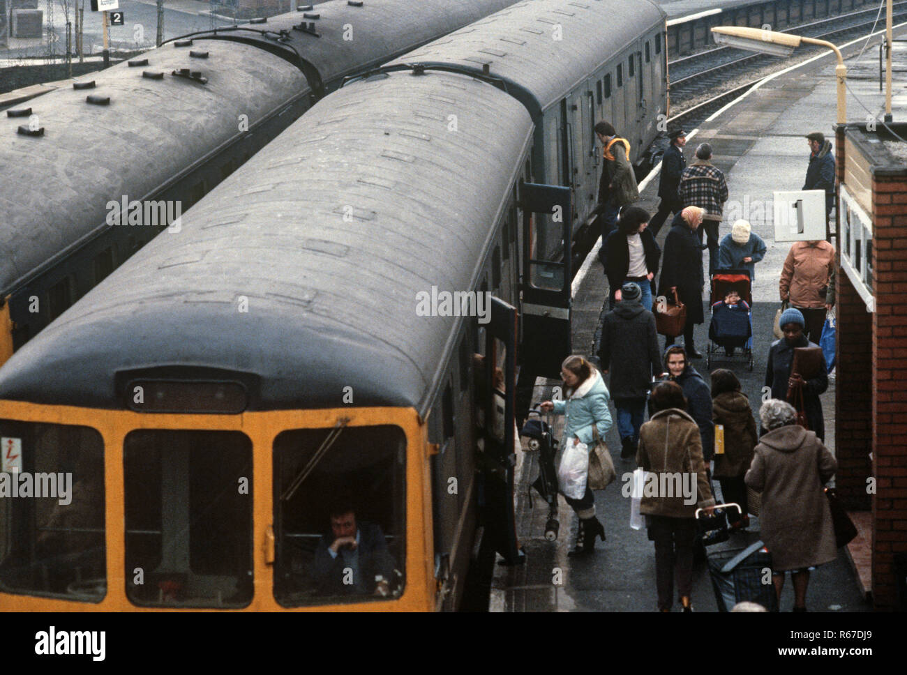 Diesel Multiple Unit in Accrington Station auf der British Rail Preston zu Colne Eisenbahnlinie, Lancashire, Großbritannien Stockfoto