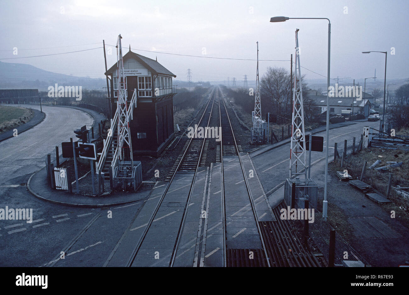 Huncoat Stellwerk und Bahnübergang auf der British Rail Preston zu Colne Eisenbahnlinie, Lancashire, Großbritannien Stockfoto