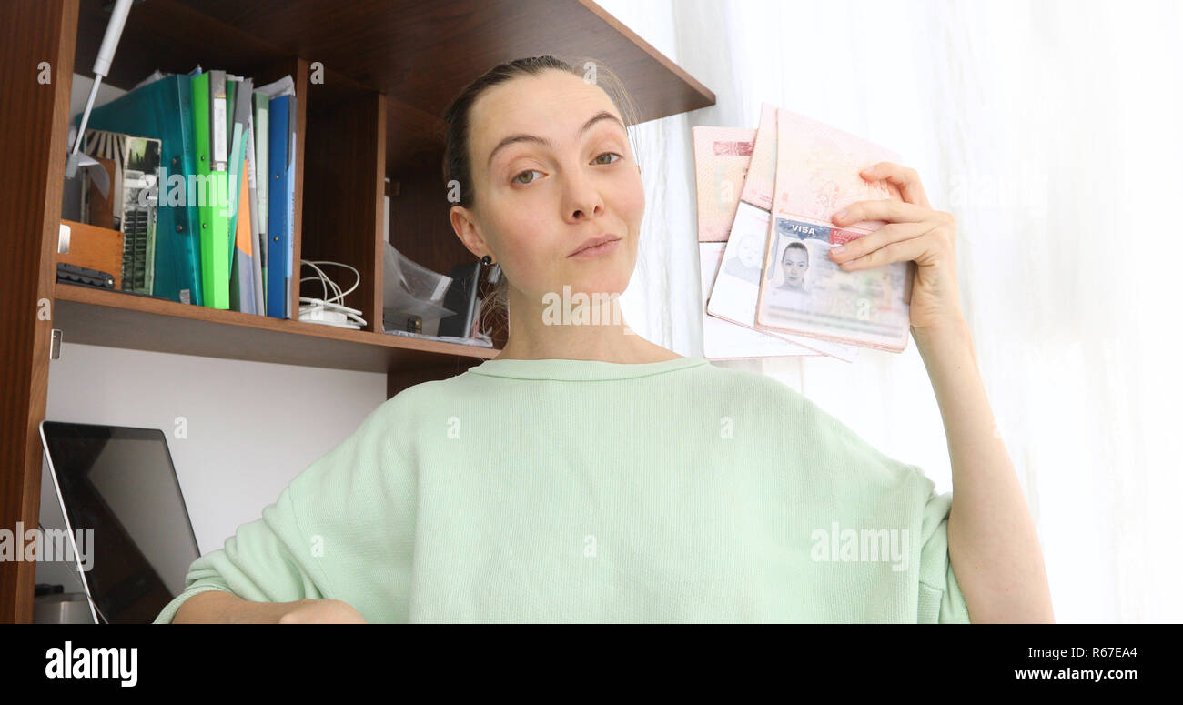Frau, Reisepass mit Visum Stockfoto