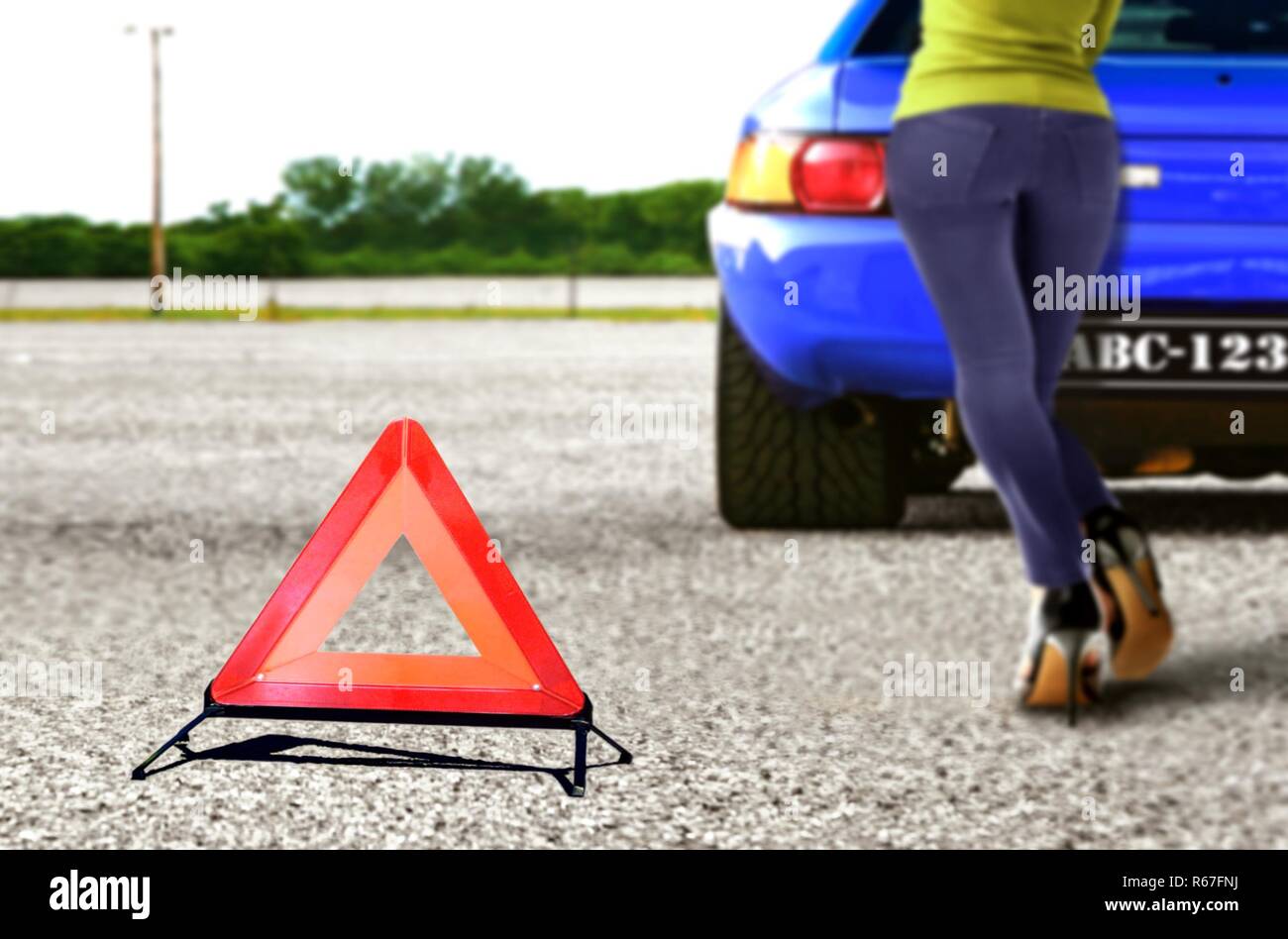 Frauen treibt ein Auto während Brechen für Sicherheit auf der Straße Stockfoto