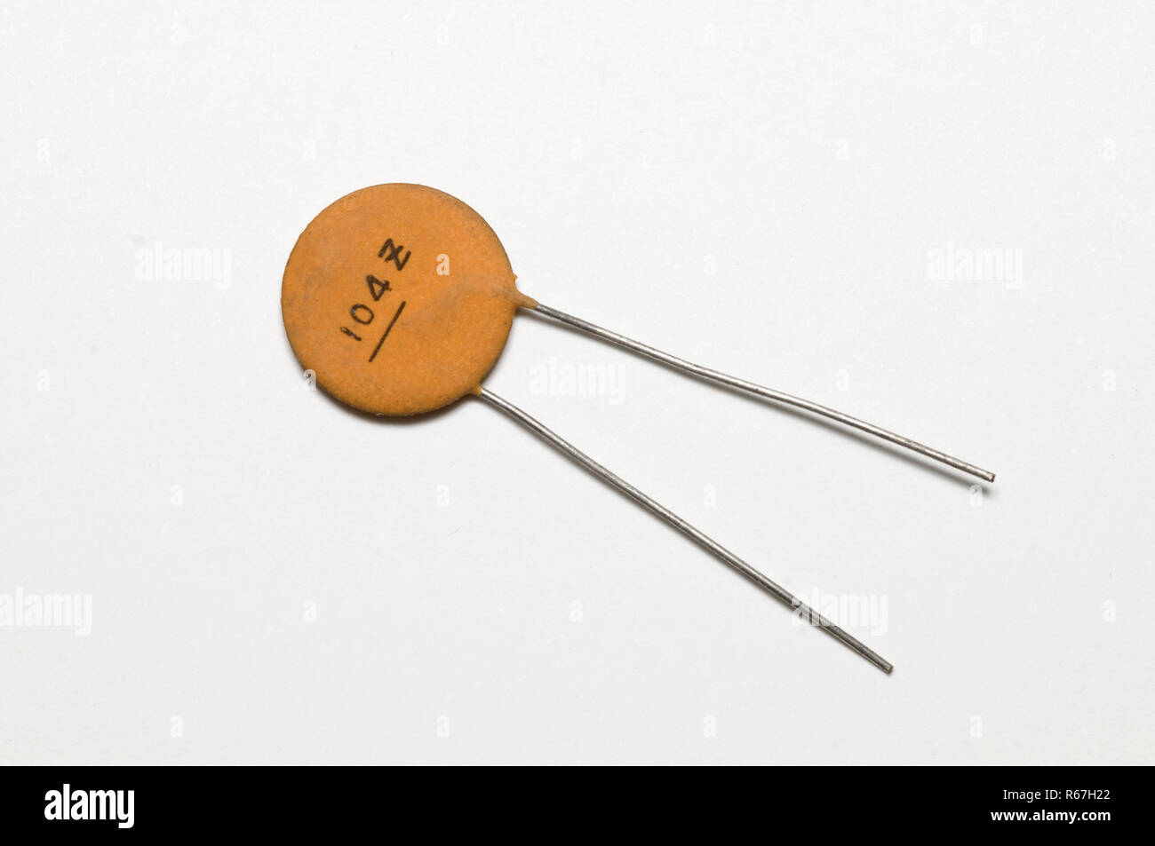 Elektronische Kondensator auf eine weiße Fläche Stockfotografie - Alamy