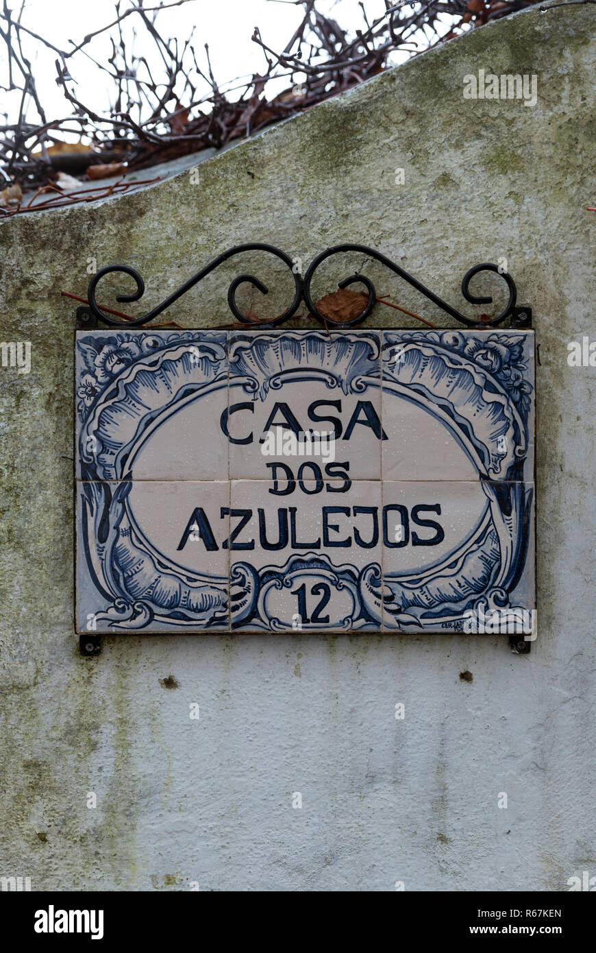 OBIDOS, PORTUGAL - November 20, 2018: Poster Ansager einer Kachel shop Stockfoto